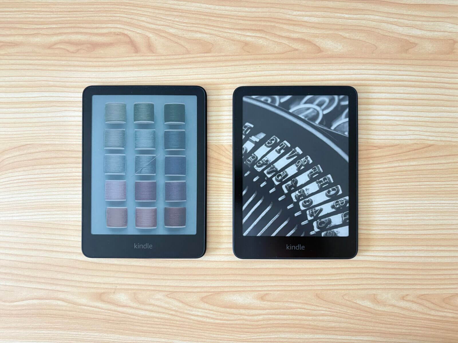 Colorsoft(左)とPaperwhite(右)で並べた写真