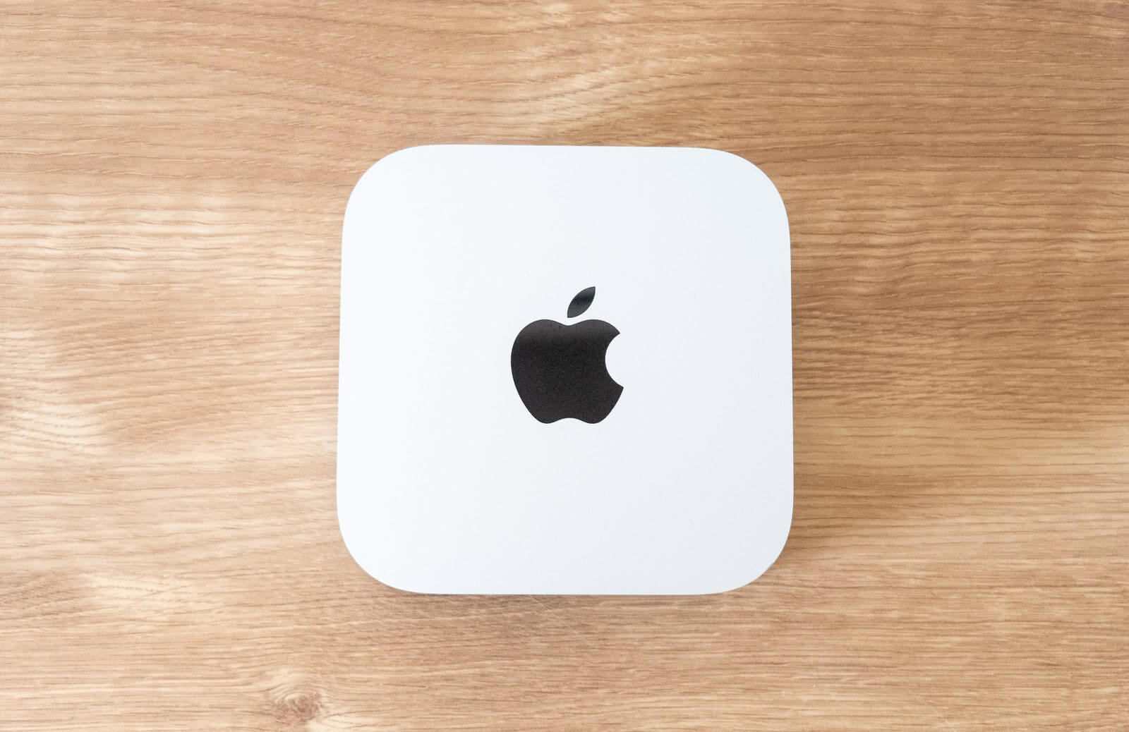 Mac miniの前面。USB-Cポートとヘッドフォンジャックが並ぶ