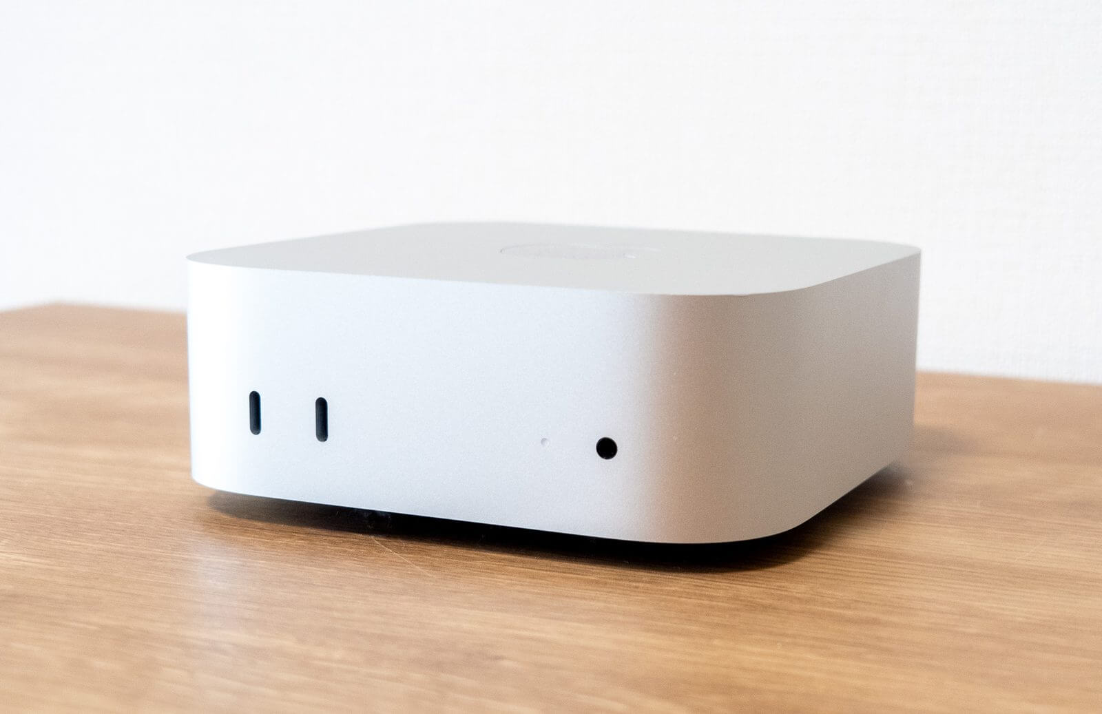 Mac miniの背面。Thunderbolt、HDMI、Ethernetポートが並ぶ