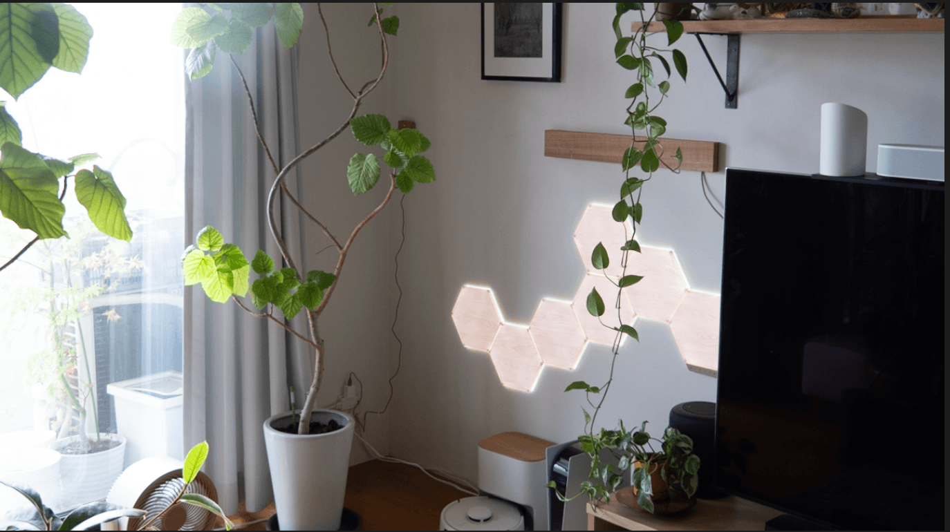 朝のリビングで白く点灯するNanoleaf Elementsと観葉植物