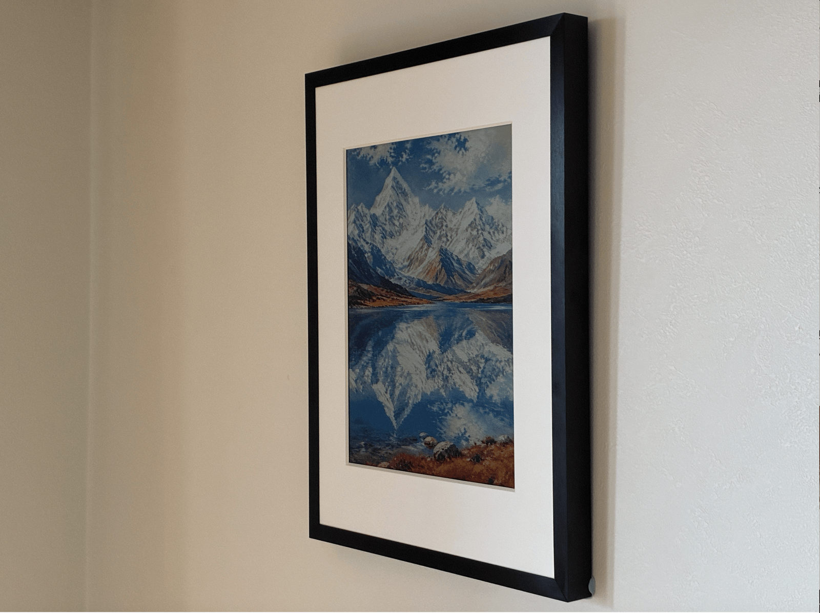 雪山と湖の絵を表示した壁掛けのAIアートキャンバス