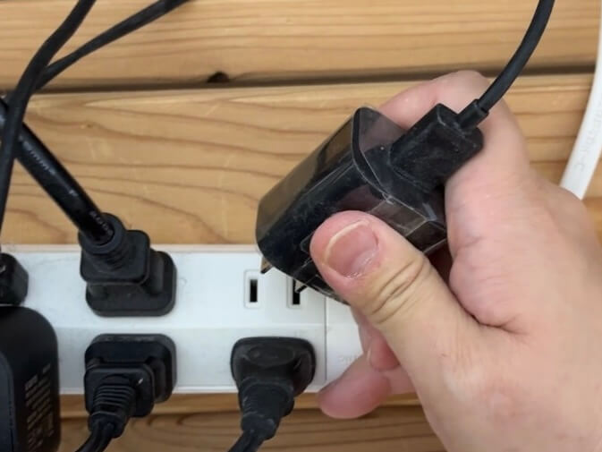 コンセントから外したFire TV Stick HD第1世代の電源アダプター