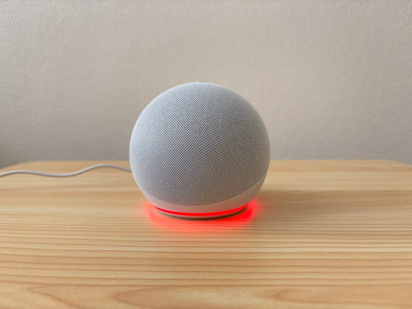 マイクオフにより赤いライトが点灯しているEcho Dot