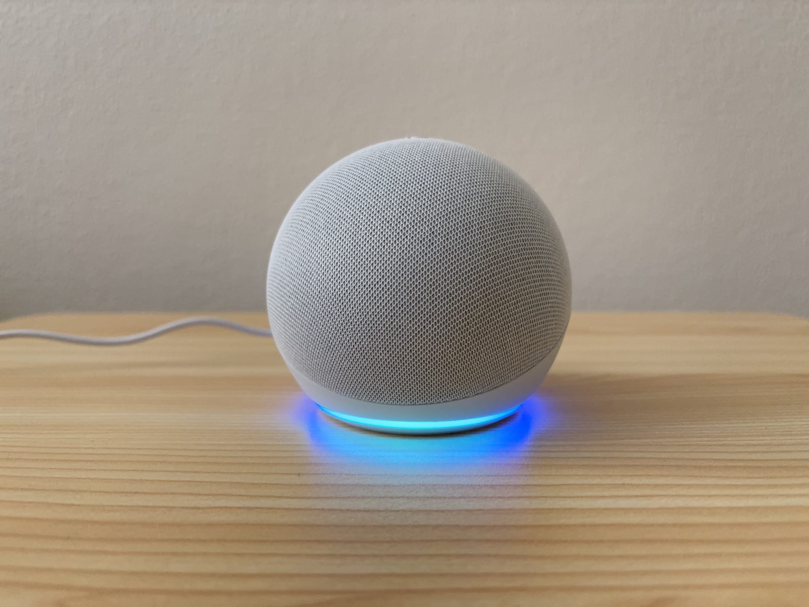 呼びかけに反応して青いライトが点灯しているEcho Dot