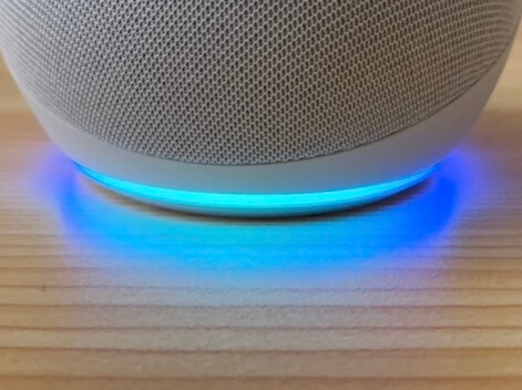 呼びかけに反応して青いライトが点灯しているEcho Dot