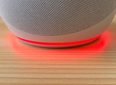 マイクオフにより赤いライトが点灯しているEcho Dot