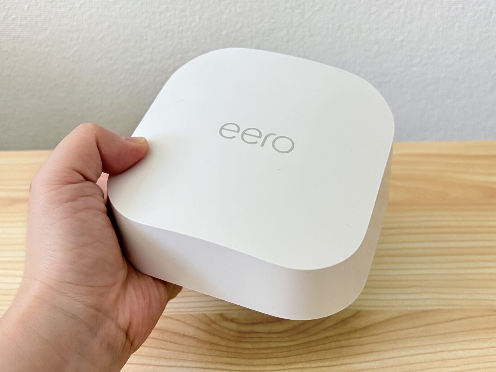 eero 7を手に持った様子