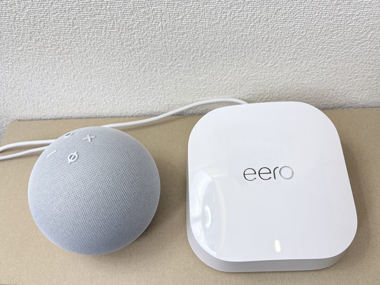 Amazon Echodotとeero 7を並べた画像
