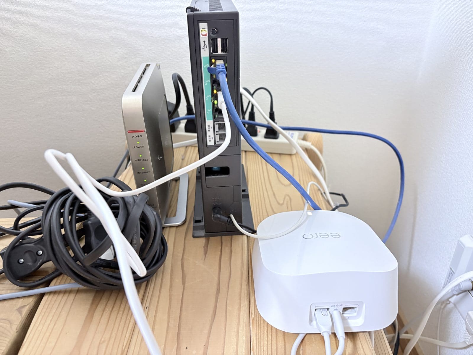 Buffalo製ルーターと1台目のeero 7の配線画像