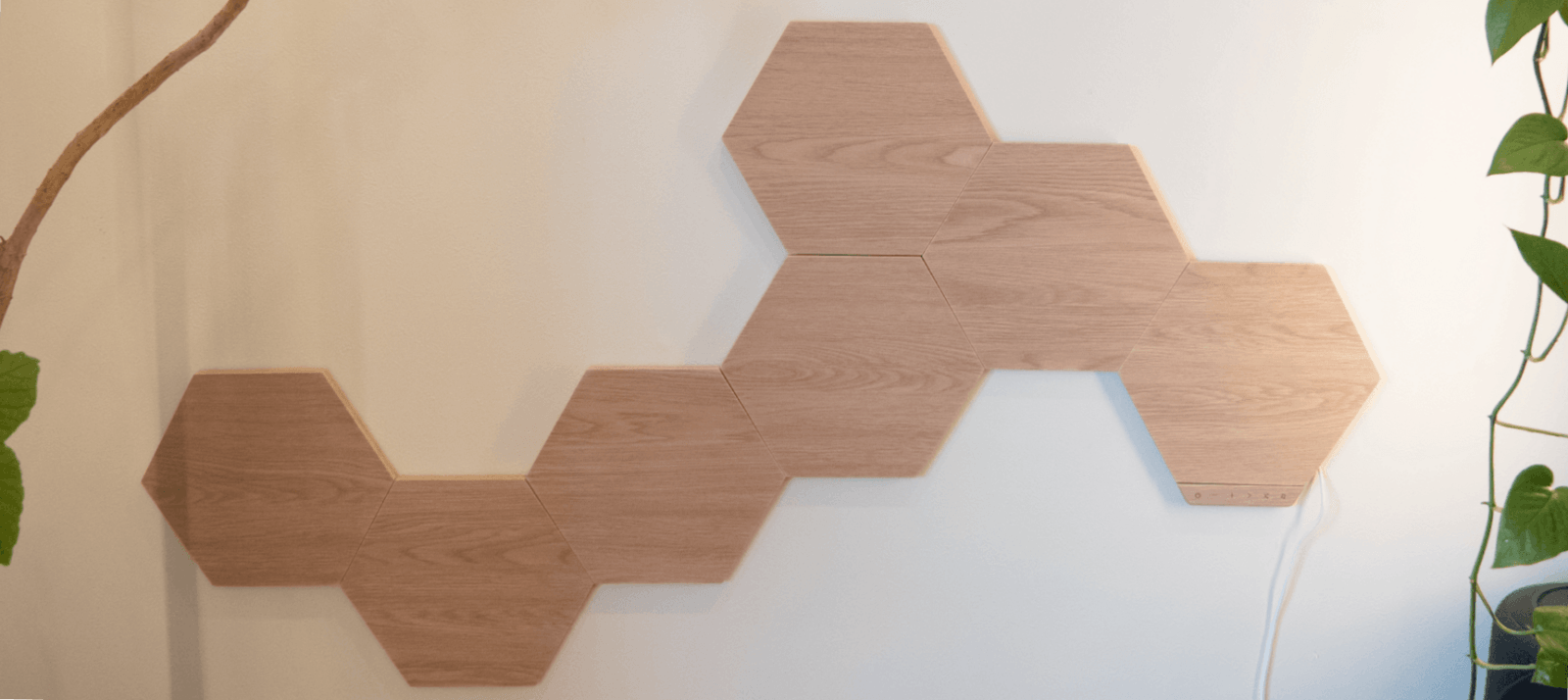 消灯した木目調の六角形照明Nanoleaf Elements