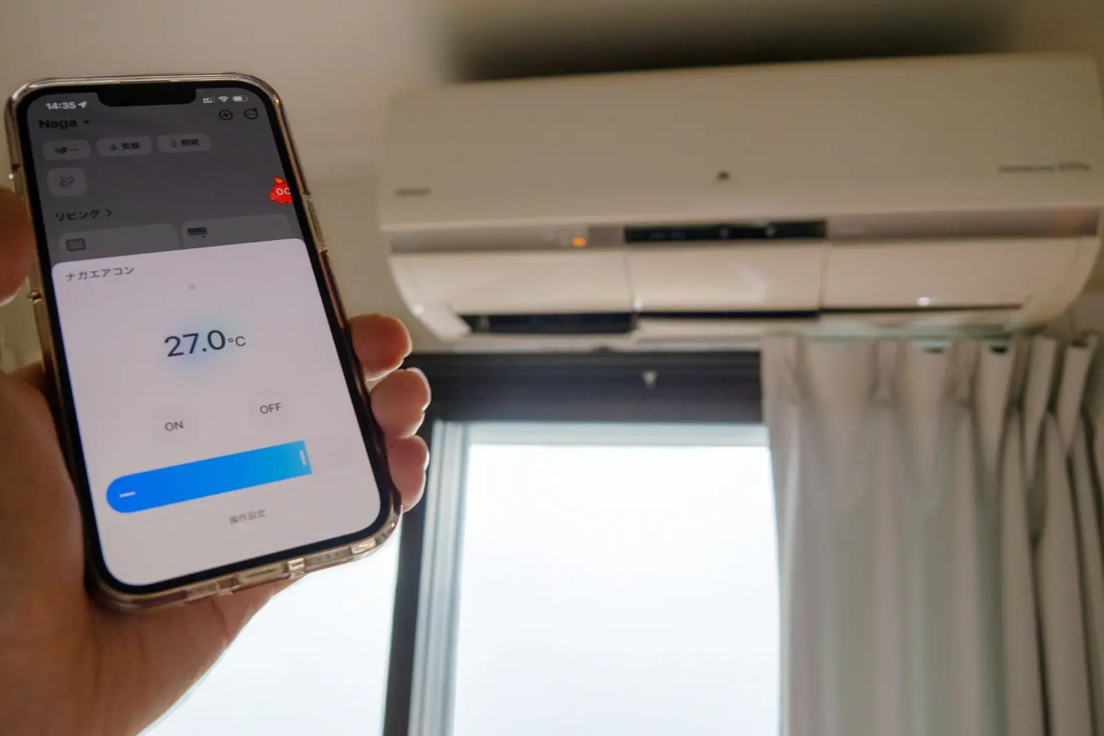 スマートフォンでエアコンの設定温度を27度にした画面