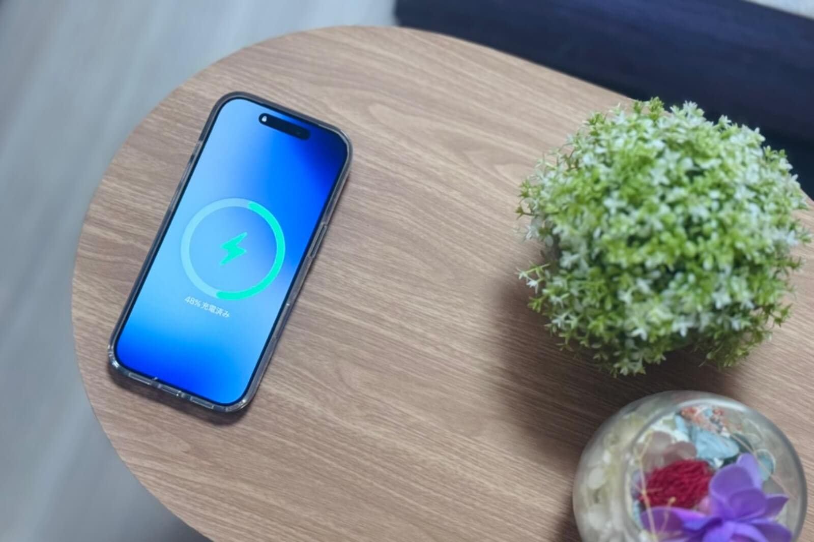 空気清浄機Tableの天板でワイヤレス充電しているスマートフォン